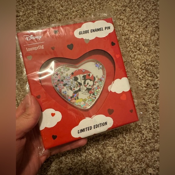 Disney Loungefly Mickey & Minnie Love Globe Enamel Pin Limited Edition - Picture 2 of 4
